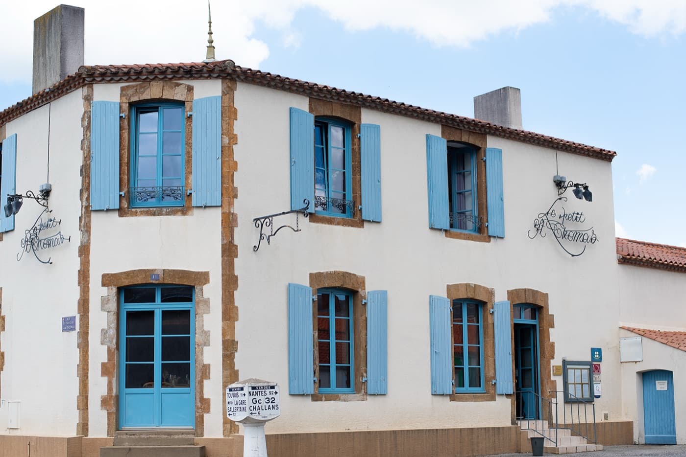 Exterior view of Le Petit Saint Thomas restaurant