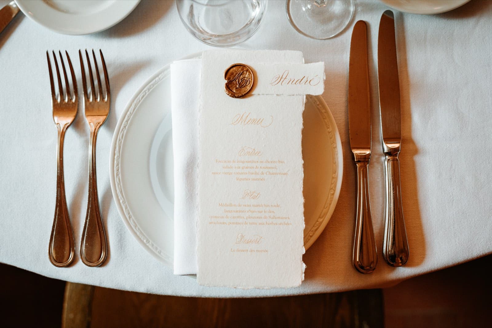 An elegant wedding place setting