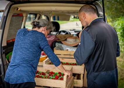 Une maraîchère avec le chef Davide Bourmaud